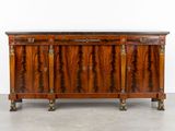 un très beau buffet ancien à deux portes, avec un plateau en marbre