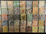 une photo d'une collection de vieux timbres exposée dans une vitrine