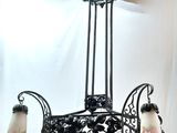 un lustre suspendu au plafond d'une pièce