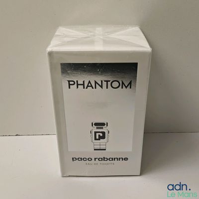 une boîte blanche sur laquelle figure un logo en noir et blanc