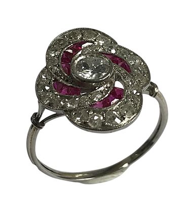 une image représentant une bague sertie d'un diamant et d'un rubis sur fond blanc