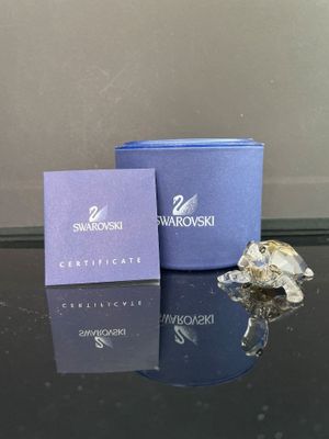 une boîte bleue ornée d'un cristal et une boîte bleue ornée d'un cristal