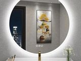 un lavabo de salle de bains surmonté d'un miroir et d'un vase de fleurs