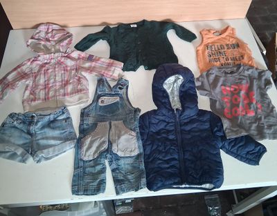 beaucoup de vêtements posés sur une table