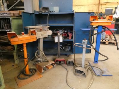 Meuble d'atelier en métal bleu et lot de commandes : pupitre…