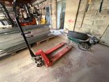 un chariot rouge posé au milieu d'une pièce