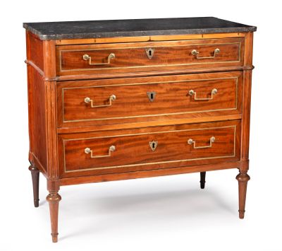 COMMODE de forme droite en acajou et placage d'acajou, ouvrant par tro - Photo 1