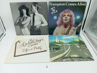 Trois disques sont posés sur une table blanche, à côté d'une photo en noir et blanc représentant un homme et une femme.