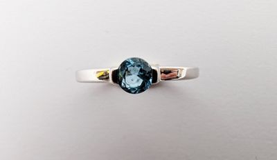 BAGUE en or blanc 375‰ ornée d'une topaze ronde pesant 0.5 c…