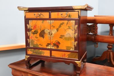 Table de Nuit Asie laquée, décor polychrome. - Photo 1