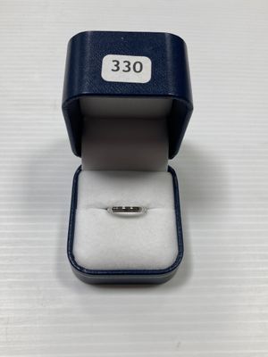 gros plan d'une bague dans une boîte sur une table
