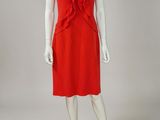 une robe rouge sur un mannequin, un mannequin, un mannequin, un mannequin, un mannequin, un mannequin, un mannequin, un mannequin, un mannequin