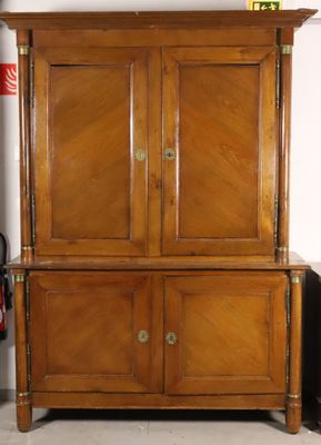 une armoire en bois surmontée de deux portes
