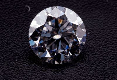 gros plan d'un diamant sur une surface noire