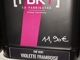 une boîte noire ornée d'une bande rose