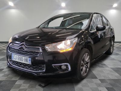 La Citroën noire est garée dans le garage, sur un sol à damier.