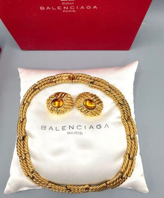 une paire de boucles d'oreilles et un bracelet plaqués or jaune, présentés dans un coffret