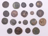 un assortiment de pièces de monnaie romaines antiques sur un fond blanc