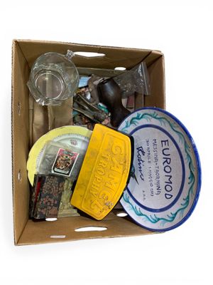Mannette bibelots divers : santons, boutons, coffret "Camel …