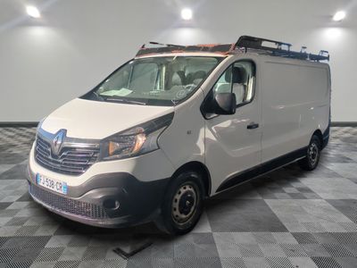 la photo d'une camionnette blanche garée dans une pièce