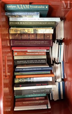 de nombreux livres empilés les uns sur les autres dans une boîte rouge