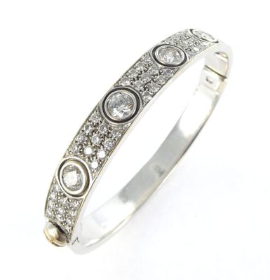 un gros plan d'un bracelet à maillons en diamant sur fond blanc