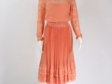 une robe orange sur un mannequin, un mannequin, un mannequin, un mannequin, un mannequin, un mannequin, un mannequin, un mannequin, un mannequin