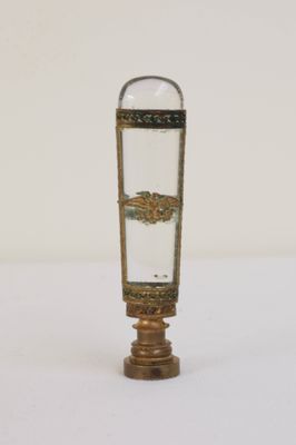 un petit vase en verre orné d'un motif doré