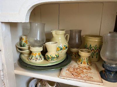 de nombreuses assiettes et tasses rangées sur une étagère dans un placard