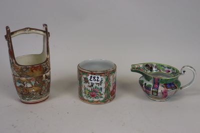 Lot de porcelaines comprenant une verseuse et un pot (manque…