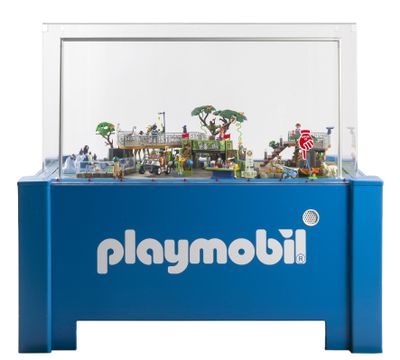 un gros plan d'une vitrine Playmobil sur fond blanc