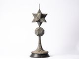 une image représentant une sculpture d'une étoile posée sur un socle