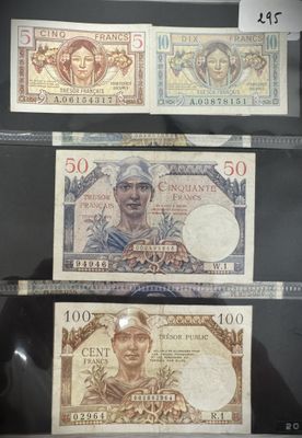 Trois billets de banque différents sont exposés dans une vitrine.