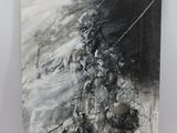 une peinture abstraite en noir et blanc sur fond blanc