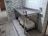 une salle de bain avec un lavabo et un miroir