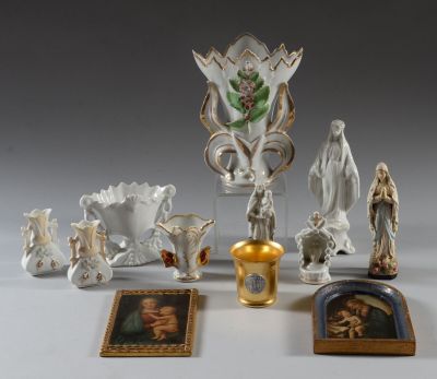 une collection de figurines en porcelaine exposées sur une table