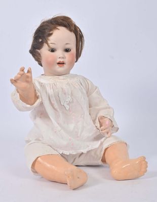 une petite poupée assise par terre
