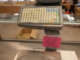 une image représentant une balance sur laquelle est posée une étiquette de prix