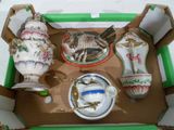une boîte contenant un grand nombre d'objets différents