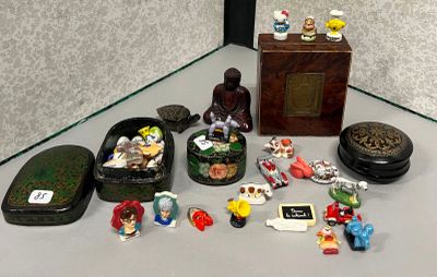 tout un tas de petites figurines posées sur une table