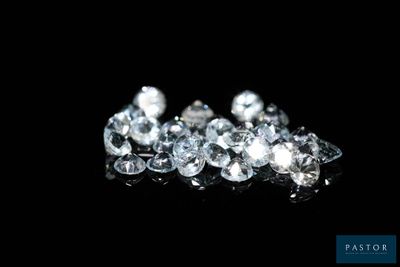 gros plan d'un groupe de diamants sur une surface noire