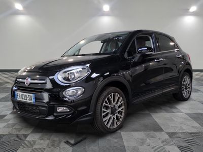 un SUV Fiat noir garé sur un sol à damier dans un garage