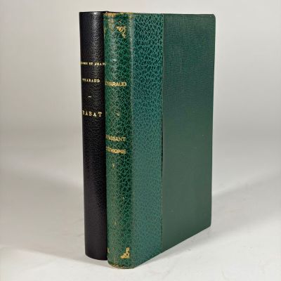 un livre vert à la couverture noire et aux bords dorés