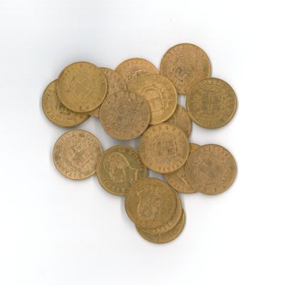 une pile de pièces d'or sur une surface blanche