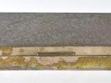 une boîte en argent ornée d'un motif en feuille d'or