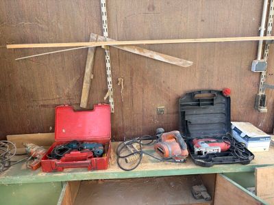 un établi avec des outils dans un garage