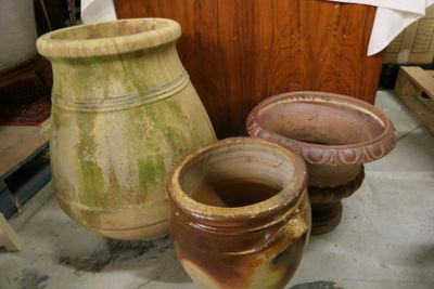 trois vases posés par terre les uns à côté des autres