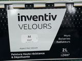 une boîte d'Inventitiv Velours posée sur une table
