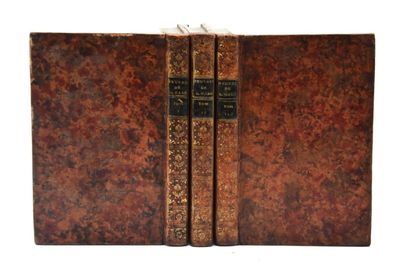 deux vieux livres sont posés côte à côte sur une surface blanche