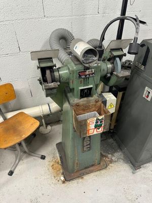 une machine posée à côté d'une chaise dans une pièce